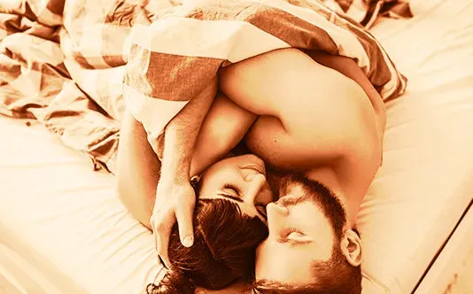 Kuschelndes Liebespaar