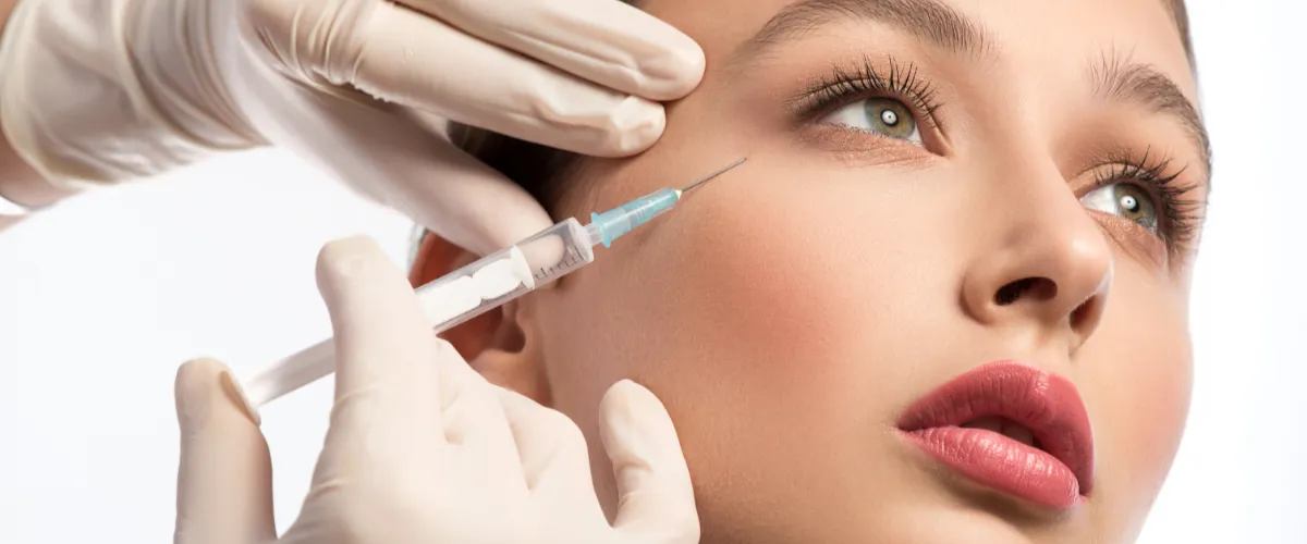 Hyaluron-Behandlung Frau mit Spritze
